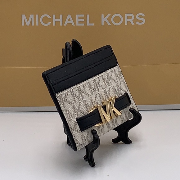 MICHAEL KORS
Reed Large Card Holder
Case Wallet
COLOR: VANILLA BLACK SIGNATURE - Picture 2 of 9